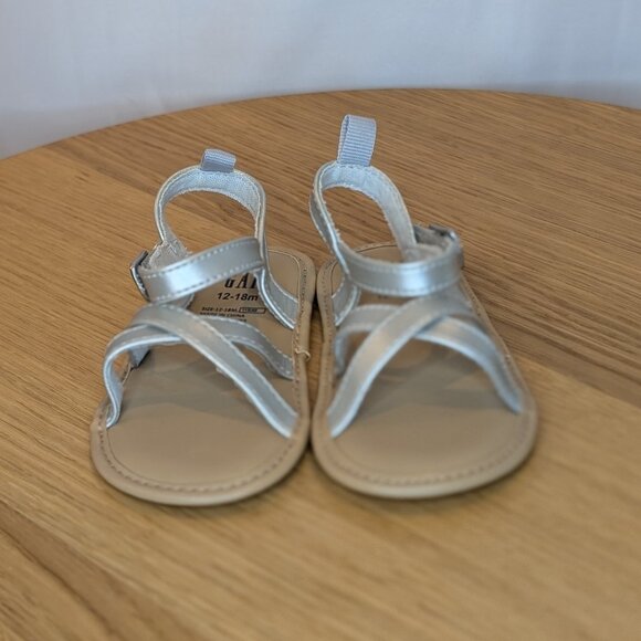 ❤️ 2 for 10 ❤️ Gap Silver Baby Girl Sandals 12-18M NWOT - Picture 2 of 4